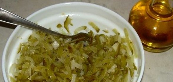 Салат из соленых огурцов с луком и постным маслом