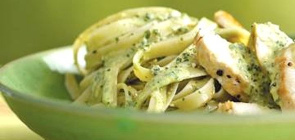 Паста с курицей и соусом песто