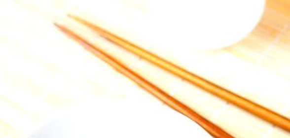 Жареный шпинат с изюмом, чесноком и кедровыми орешками