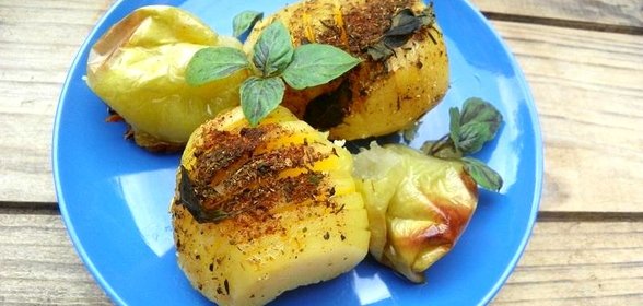 Картофель запеченный с яблоками и пряными травами