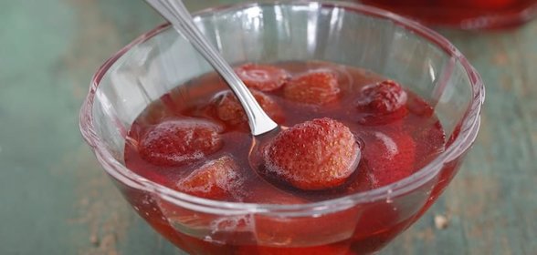 Клубничное варенье с розовой водой