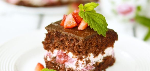 Шоколадное пирожное с клубникой и бальзамическим уксусом