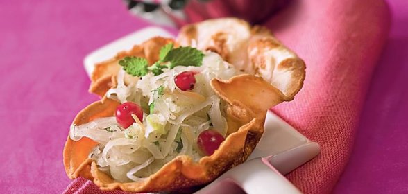 Салат с квашеной капустой и мятой