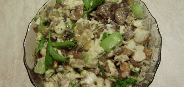 Куриный салат с шампиньонами сыром и зеленым луком