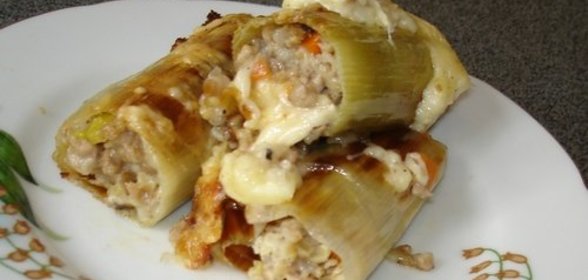 Запеченый фаршированный лук порей в сливочном-сырном соусе