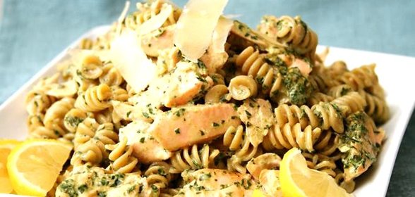 Паста с лососем и соусом Песто