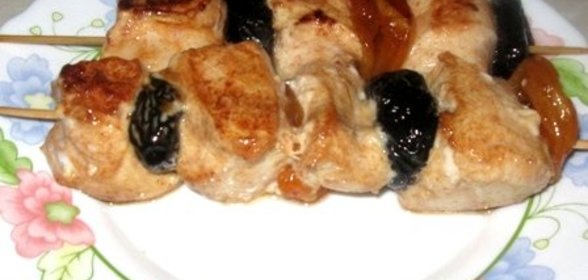 Шашлычки с сухофруктами в красном маринаде