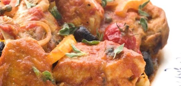 Курица, тушенная с маслинами