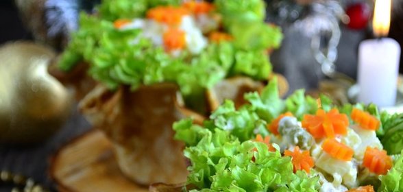 Оливье в блинных корзиночках