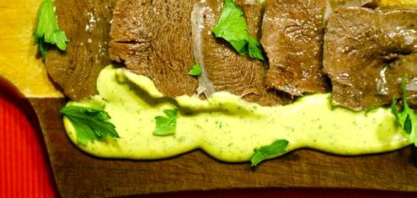 Маринованный язык с соусом тартар