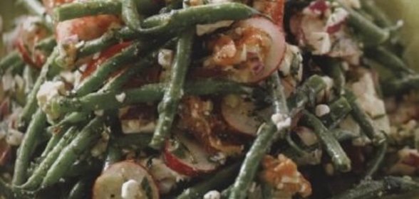 Салат из стручковой фасоли, редиса, помидоров и сыра фета