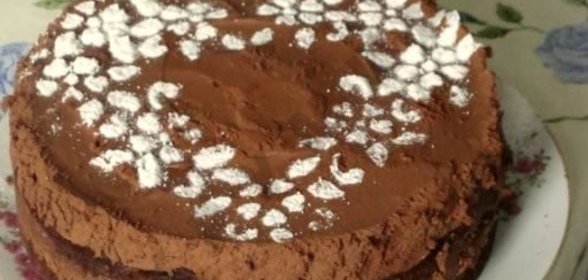Шоколадный торт с грушами