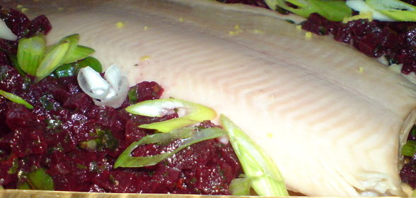 Сальса из запечённой свёклы с копчёной форелью