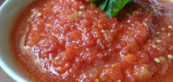 Острая аджика с яблоками