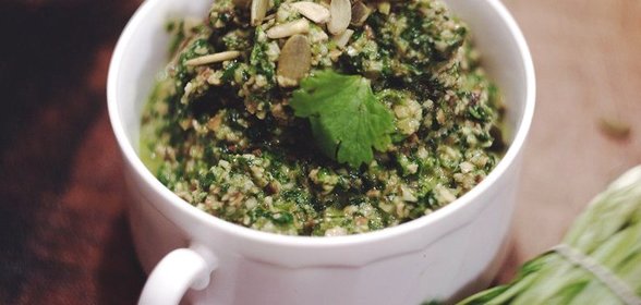 Соус песто из тыквенных семечек и кинзы