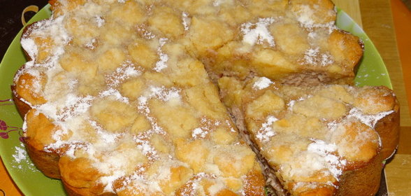 Творожный пирог с вареньем под медово-масляной крошкой