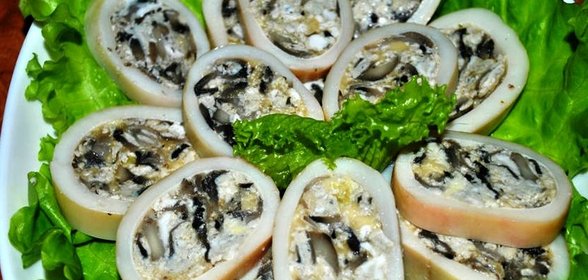 Кальмар, фаршированный грибами и рисом