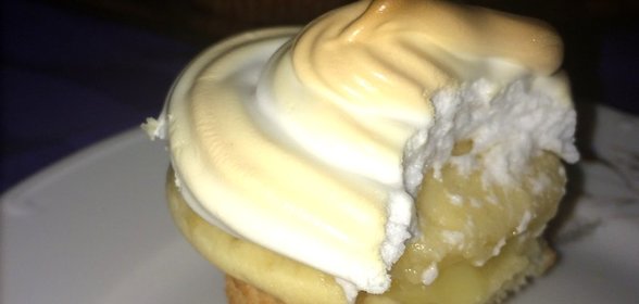 Капкейки с лимонным курдом и меренгой