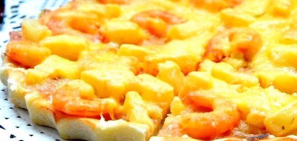 Пицца с ананасами и креветками
