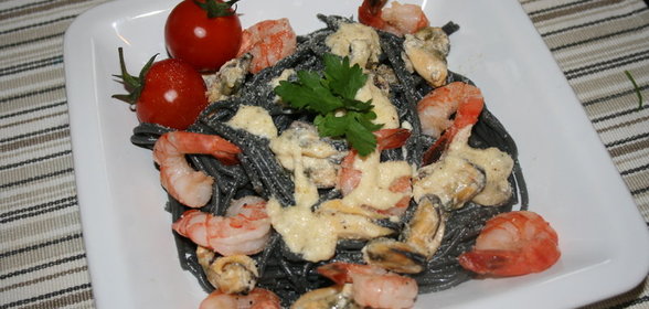 Черные спагетти с морепродуктами и сырным соусом