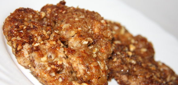 Отбивные из индейки в маринаде из алычи и в ореховой панировке