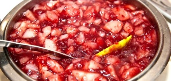 Чатни из ревеня с клюквой и красным луком