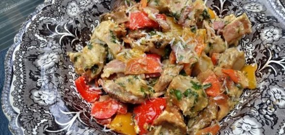 Пельмени, запеченные с овощами