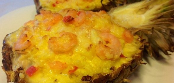 Ананас, фаршированный креветками