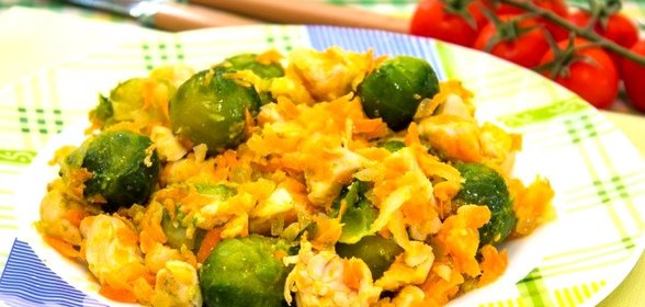 Куриное филе, жаренное с брюссельской капустой