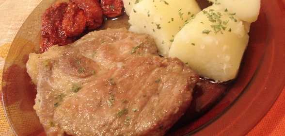 порционная шейная свинина зажареная в чесночно-лимонном соусе