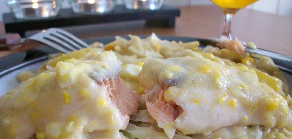 Рыбка на овощной подушке под белым яичным соусом