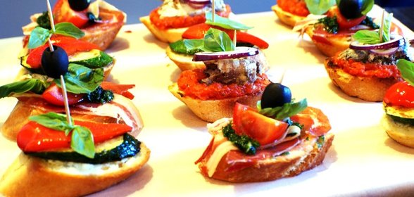 Пинчос с хамоном, сардинами или цукини