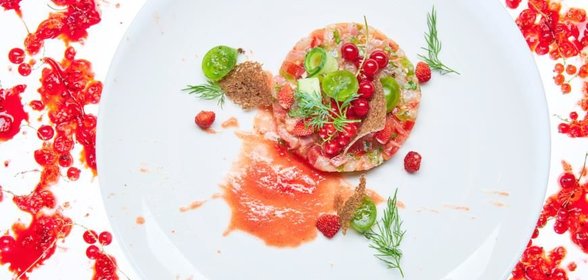 Тартар из сибаса с крыжовником