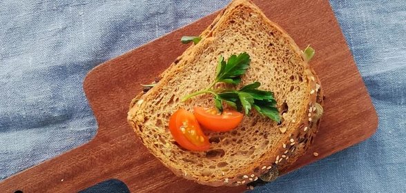 Брускетта с оливковой пастой и каперсами