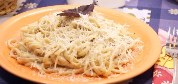 Паста с соусом бешамель и курицей