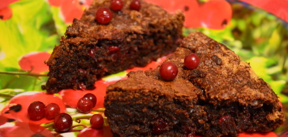 Шоколадный пирог с брусникой