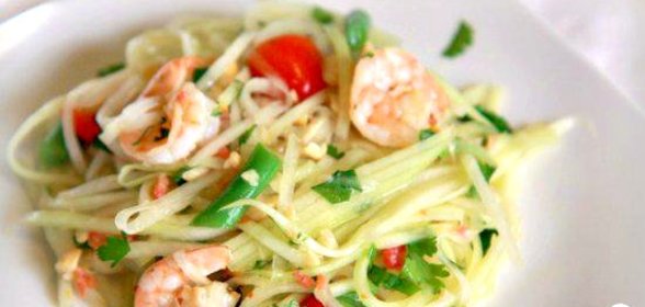 Тайский салат из папайи и креветок