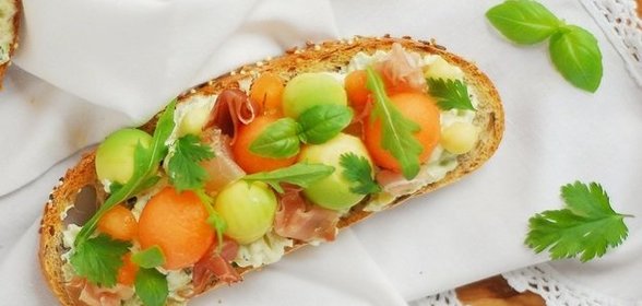 Тост с дыней и авокадо