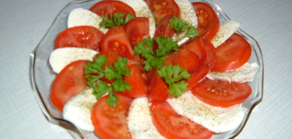 Помидоры c сырoM моцарелла