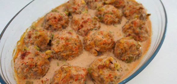 Классические ежики под сливочно-томатной подливкой