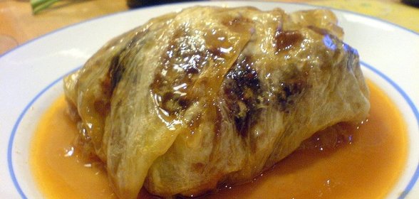 Куриные бедрышки, запечённые в листьях квашеной капусты