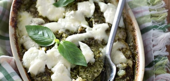 Куриное филе, запеченное в соусе песто