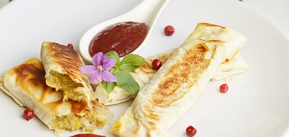 Полоски из теста фило с сыром, орехами и беконом. Тест-драйв с Окраиной