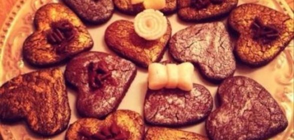Романтическое шоколадное печенье с золотым напылением