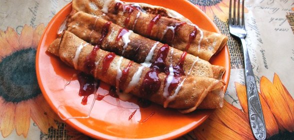 Блины на кислом молоке с малиновым джемом и сгущенкой
