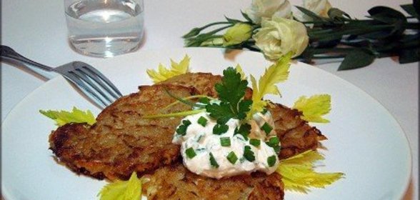 Картофельные оладьи с квашеной капустой и луковым творогом