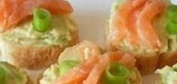 Бутерброды с авокадо и форелью