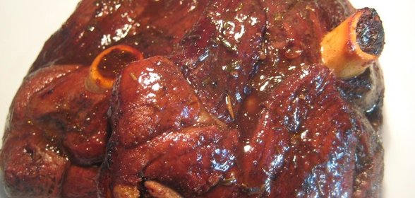 Баранина в трёх соусах с тимьяном