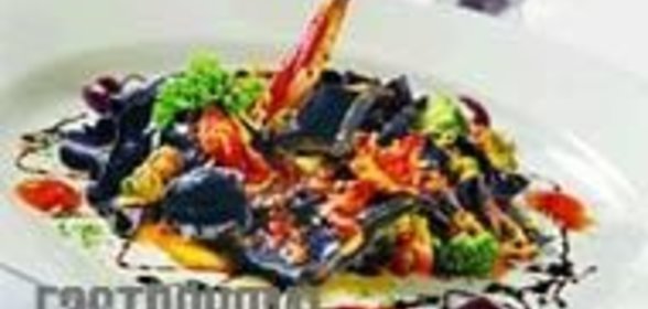Черные лазаньетте с мясом краба и брокколи