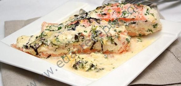 Запеченная семга под соусом из трав